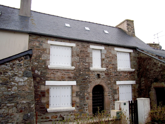 Maison, 9 place de la Mairie (Kerbors)