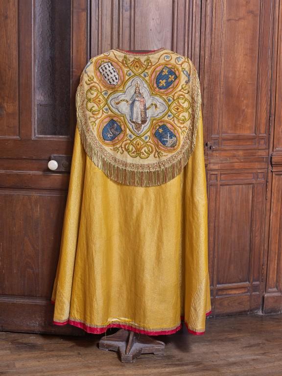 Ensemble d'ornements au petit point : une chape, deux dalmatiques et un voile huméral, basilique Notre-Dame-d'Espérance (Saint-Brieuc)