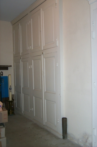 Ensemble de meubles de sacristie : placard-confessionnal, 8 placards, buffet