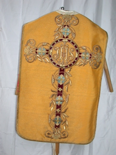 Ornement doré 2 : chasuble, étole, voile de calice, manipule et bourse de corporal