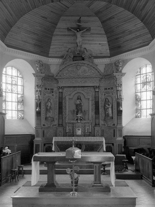 Autel, retable, tabernacle, statue (2), croix, groupe sculpté (maître-autel, autel tombeau, retable architecturé, tabernacle à ailes) : Sacré-Cœur, sainte Anne et la vierge, saint Jean-Baptiste, christ en croix, église paroissiale Saint-Jean-Baptiste (Lalleu)