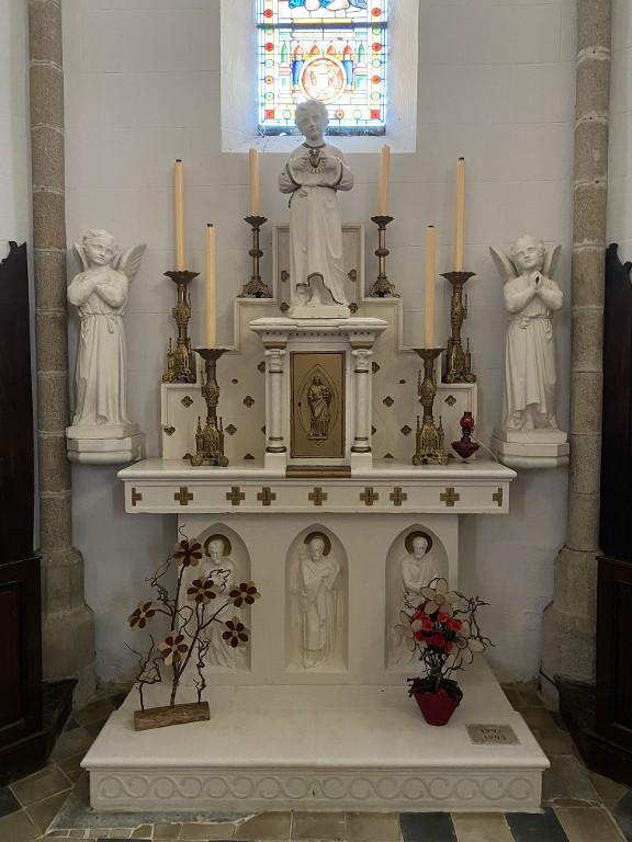 Ensemble du maître-autel : autel, 3 statues, église Sainte-Zéphirine (Tréal)