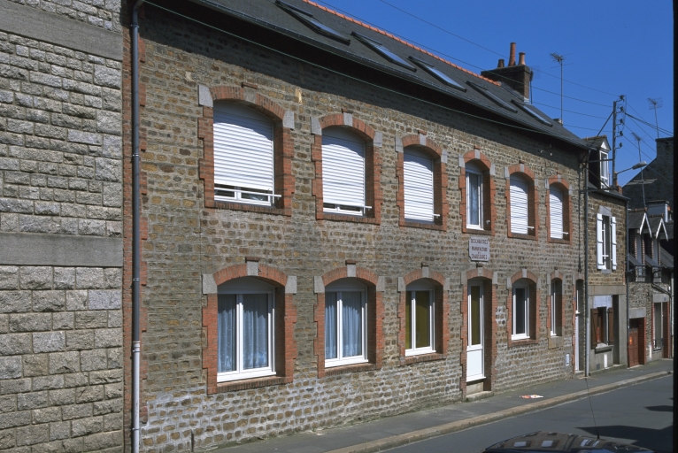 Usine de chaussures Deschartres, puis Lefrançois-Niobey, actuellement immeuble à logements, 3 rue Duguesclin (Fougères)