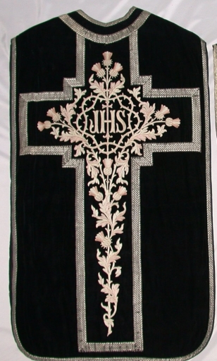 Ornement noir 1 : chasuble, étole, manipule, voile de calice