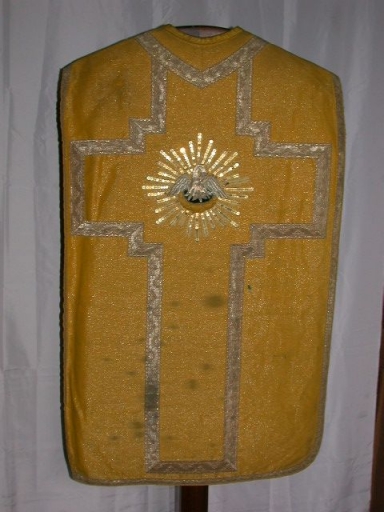 Ornement doré 2 : chasuble, étole, manipule et bourse de corporal