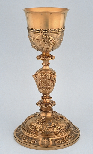 Chapelle d'orfèvrerie dans sa boîte : calice, patène, 2 burettes et leur bassin, clochette