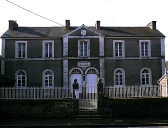 Mairie, écoles, monuments aux morts et cimetières sur la commune de Roz-landrieux