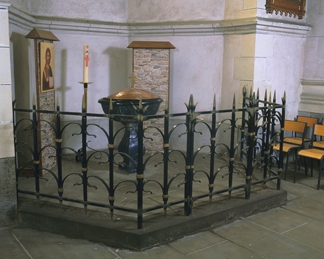 Clôture des fonts baptismaux