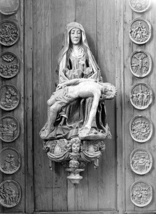 Statue (petite nature) : Vierge de pitié, église Saint-Pierre-Saint-Paul, Chapelle Notre-Dame-des-Victoires et ossuaire (Gourin)