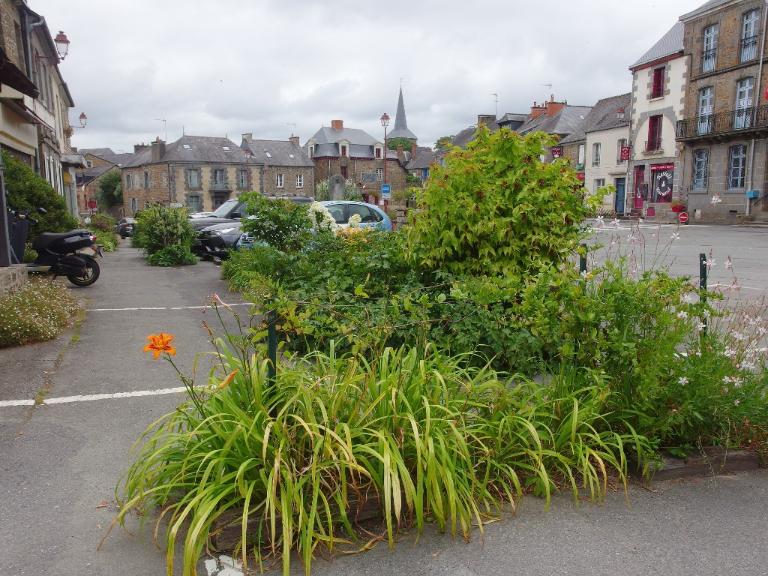 Place de la Mairie (Hédé fusionnée avec Bazouges-sous-Hédé pour former la commune de Hédé-Bazouges en 2009)