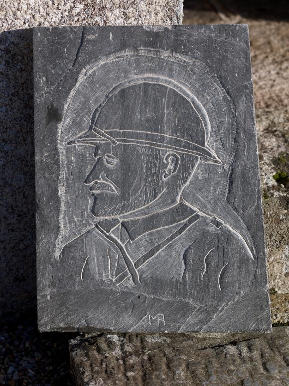 Bas-relief : Tête de poilu, chapelle Saint-Léon (Glénac fusionnée en La Gacilly en 2017)