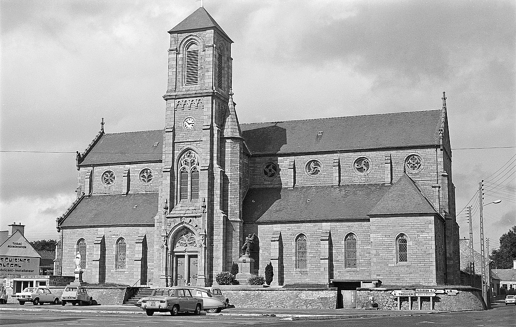 Eglise paroissiale Saint-Pierre (Pleumeur-Gautier)