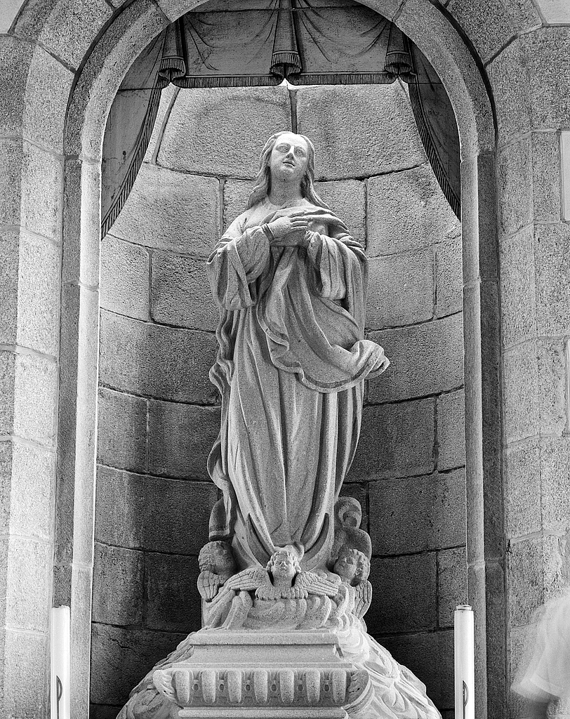 Statue (grandeur nature) : Vierge de l'Assomption, église paroissiale Saint-Colomban (Plougoulm)