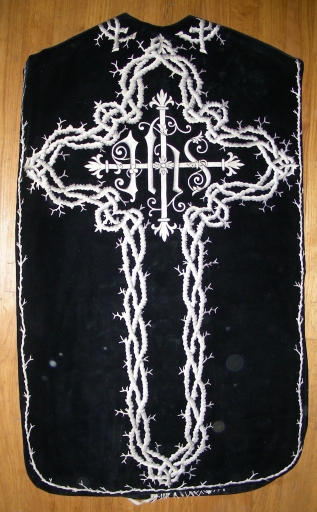 Ornement noir 4 : chasuble, étole, manipule et voile de calice