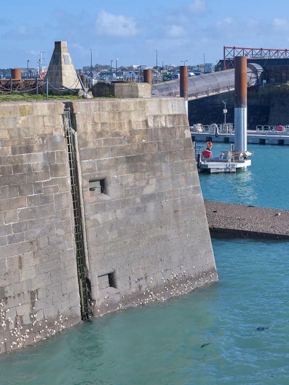 Vue de situation. Implanté à l'angle du quai, le bunker domine la cale de la Bourse. Sur la dalle de couverture du bunker est implanté le monument commémoratif aux marins Terre-Neuvas en forme de pyramidion