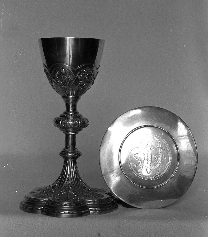 Calice & patène 3, église paroissiale Saint-Pierre, Saint-Paul (Loyat)