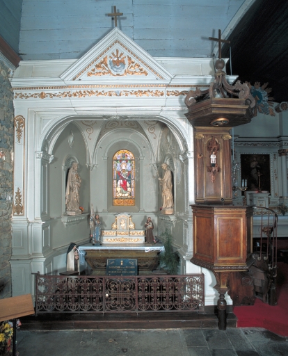 Ensemble de l'autel secondaire nord : autel, tabernacle, retable, 2 gradins d'autel (Lanhélin fusionnée en Mesnil-Roc'h en 2019)