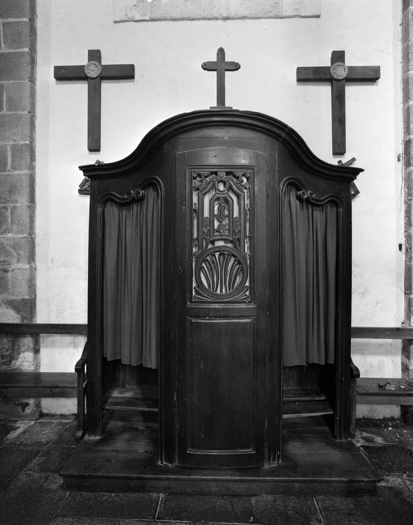 Confessionnal (2), abbaye de bénédictins Saint-Gildas, de bénédictins de la congrégation de Saint-Maur, de soeurs de la charité de Saint-Louis (Saint-Gildas-de-Rhuys)
