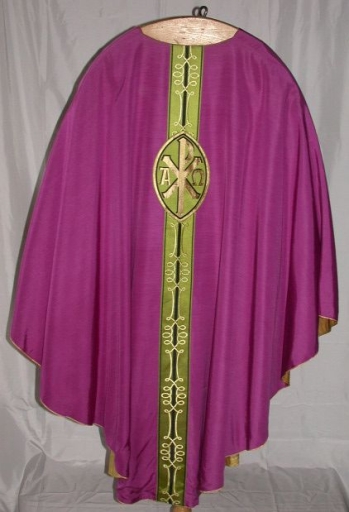 Ornement violet : chasuble, étole, manipule, voile de calice et bourse de corporal