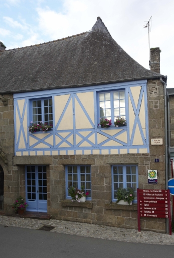 Maison, 2 rue de l'église (Bazouges-la-Pérouse)