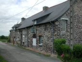 Alignement de maisons, les Rues des Bois (Paimpont)