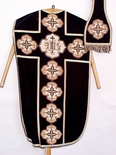 Ornement noir 2 : chasuble, étole, chape, voile de calice