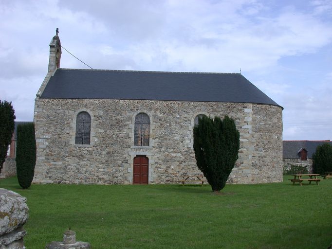 L'église paroissiale, les chapelles, croix de chemin, croix de cimetière et monuments aux morts sur la commune de Matignon