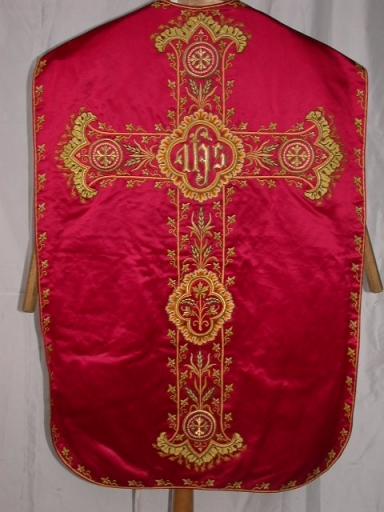 Ornement rouge 1 : chasuble, étole et manipule