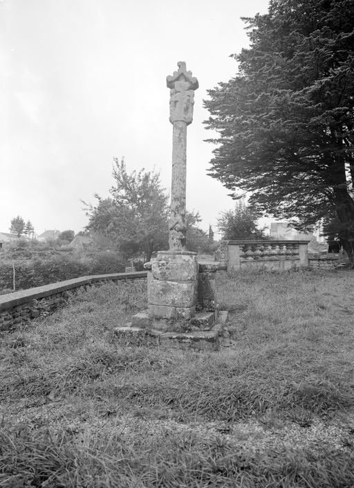 Calvaire édicule (calvaire extérieur), église paroissiale Saint-Caradec (Saint-Caradec-Trégomel)