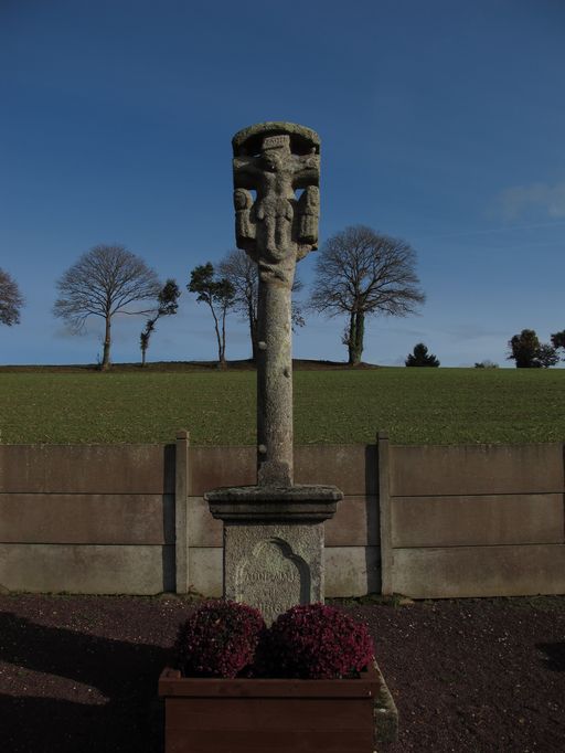 Croix de chemin, actuellement dans le cimetière (Montertelot)
