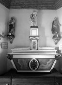 Ensemble de l'autel de la chapelle Sainte-Anne : autel, tabernacle, 2 gradins d'autel, Lézillac (Taupont)