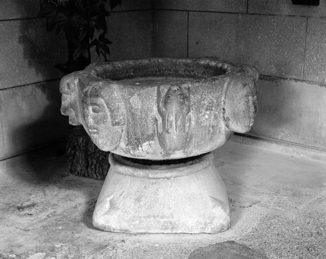 Fonts baptismaux (?) (2)