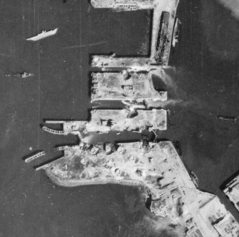 Vue aérienne verticale de Saint-Malo, 13 août 1944 (?). On peut observer le résultat de la destruction du port par l'occupant dans la nuit du 7 au 8 août (collection : Institut national de l'information géographique et forestière ?)