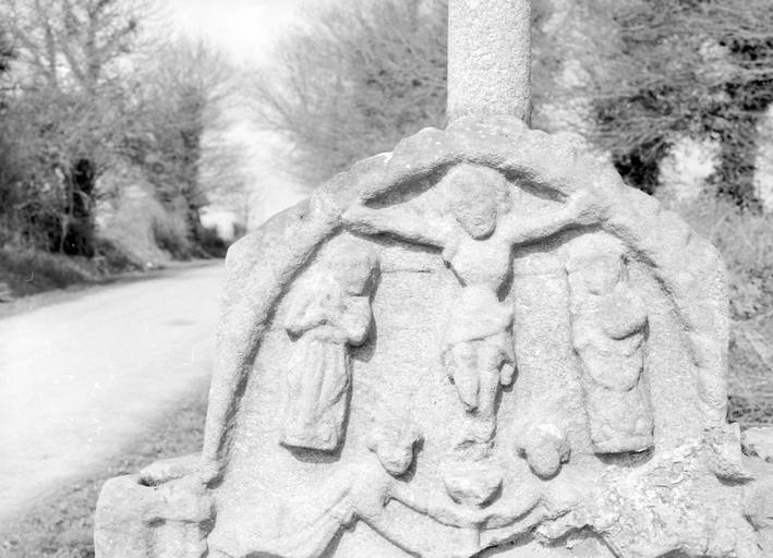 Croix de chemin, au nord-ouest du Vieux-Bourg (Taupont)