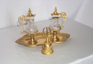 2 burettes & leur plateau, sonnette d'autel dans leur boîte