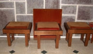 Fauteuil de célébrant et paire de tabourets d'église