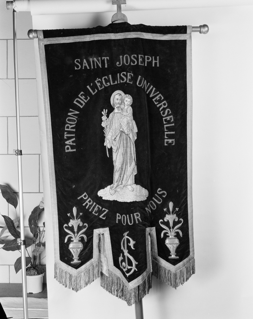 Bannière de procession : saint Joseph et l'enfant, Immaculée Conception, église paroissiale Saint-Pierre, Saint-Paul (Guidel)