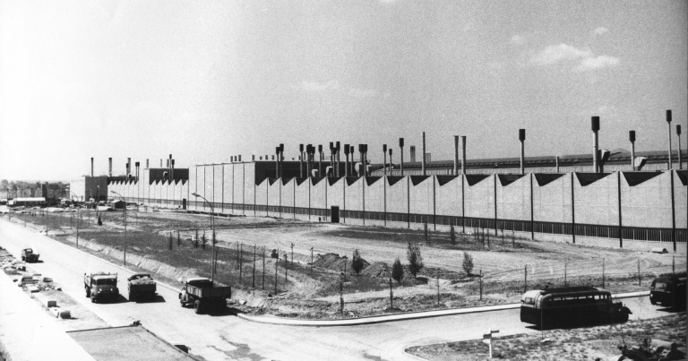 Usine de construction automobile Citroën, actuellement PSA Peugeot Citroën, la Janais (Chartres-de-Bretagne)