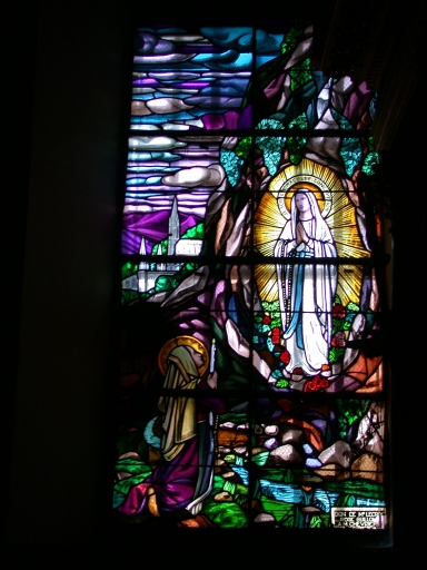 Verrière à personnages de la baie 1 : Apparition de Notre-Dame de Lourdes