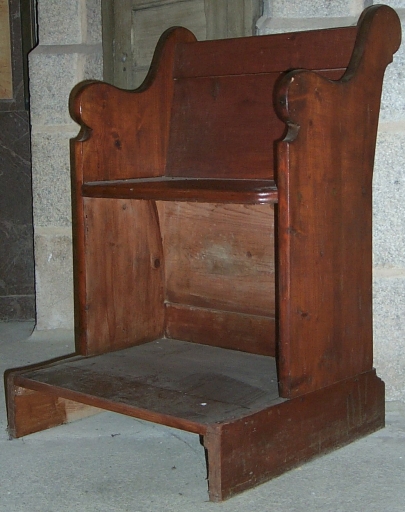 Fausse-stalle de célébrant, prie-Dieu