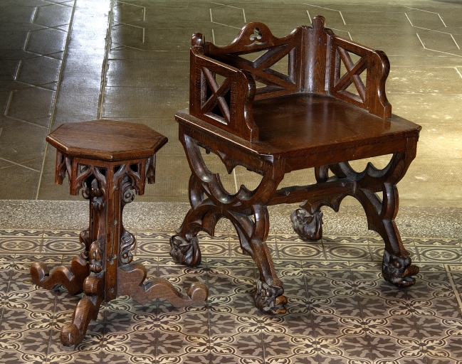 Ensemble d'un fauteuil de célébrant et d'une paire de tabourets d'église