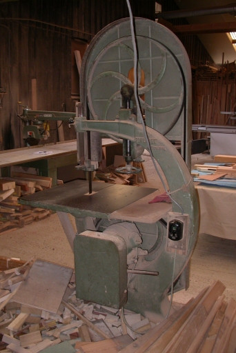 Machine à découper par scie (scie à ruban)