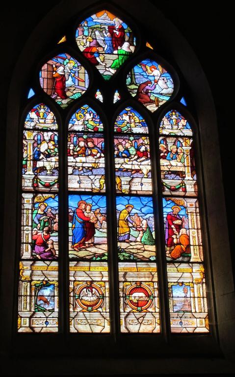 Verrière à personnages de la baie 14 : L'Eucharistie, église Saint-Gilles (Malestroit)