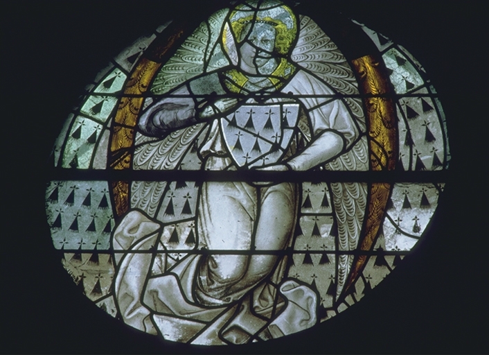 Verrière de la baie 23 (verrière décorative) : ange portant les armes de Bretagne