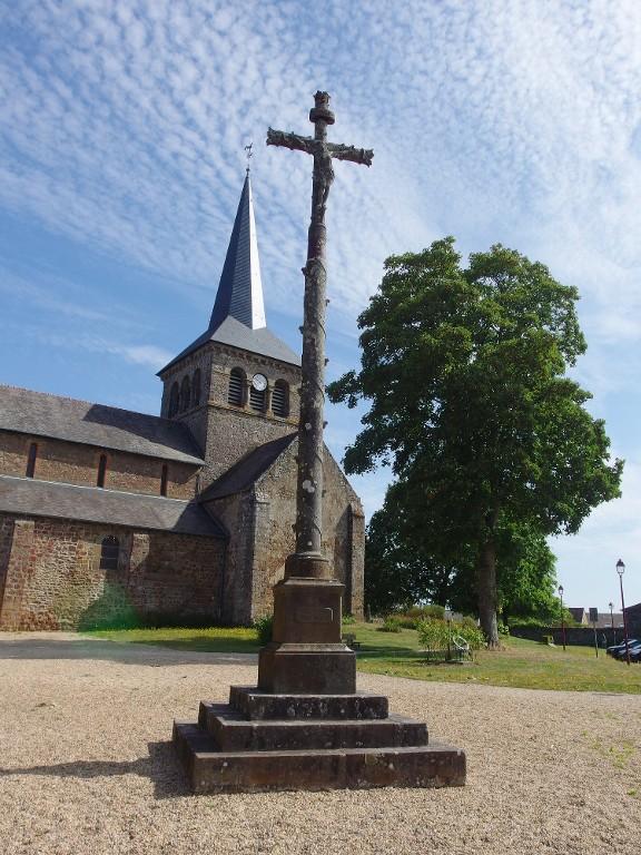 Calvaire, place de l'église (Hédé fusionnée avec Bazouges-sous-Hédé pour former la commune de Hédé-Bazouges en 2009).