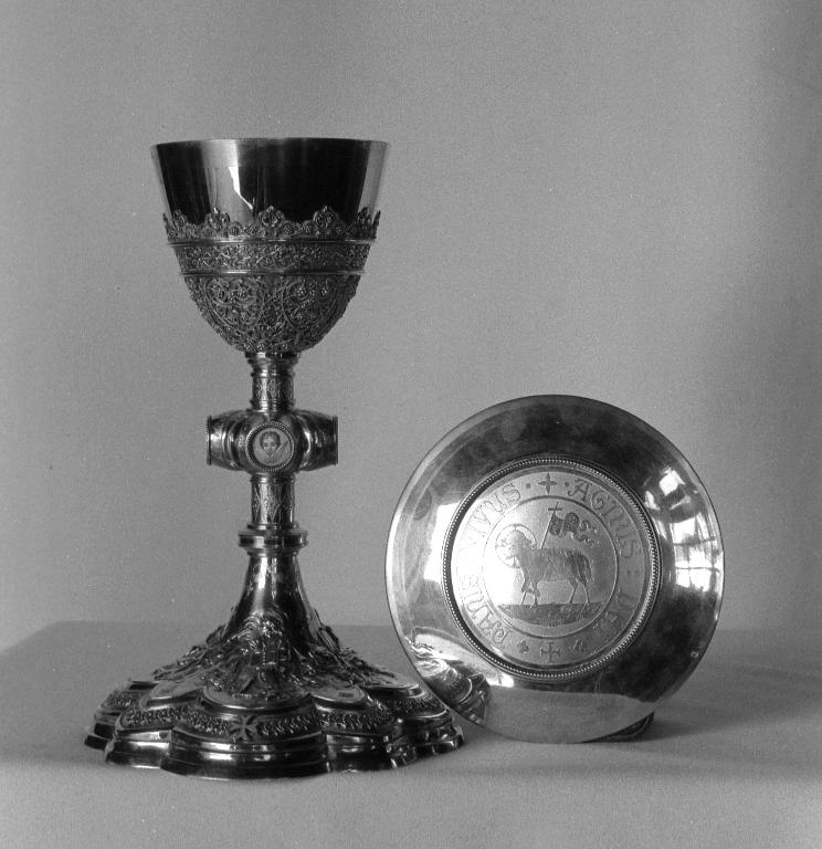 Calice, patène (2), église paroissiale Saint-Barnabé (Langoëlan)