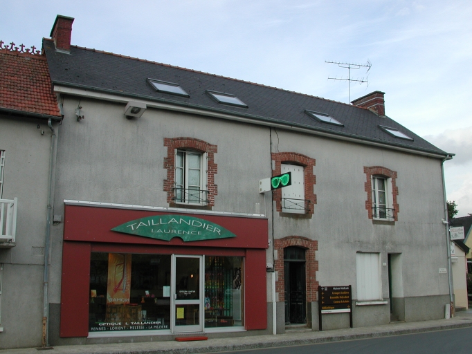 Maison, actuellement commerce, 2 place de l'Eglise (La Mézière)