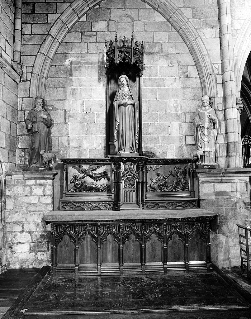 Autel, retable, tabernacle (autel secondaire, autel tombeau) : des Trépassés, de la Vierge des Sept Douleurs, style néo-gothique, cathédrale de Saint-Paul-Aurélien (Saint-Pol-de-Léon)