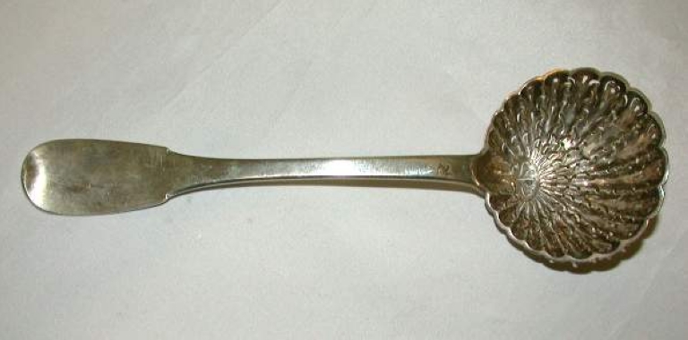 Cuiller saupoudreuse