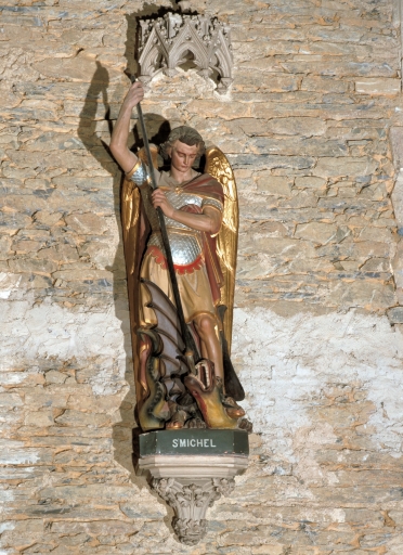 Statue sur culot sous dais : saint Michel